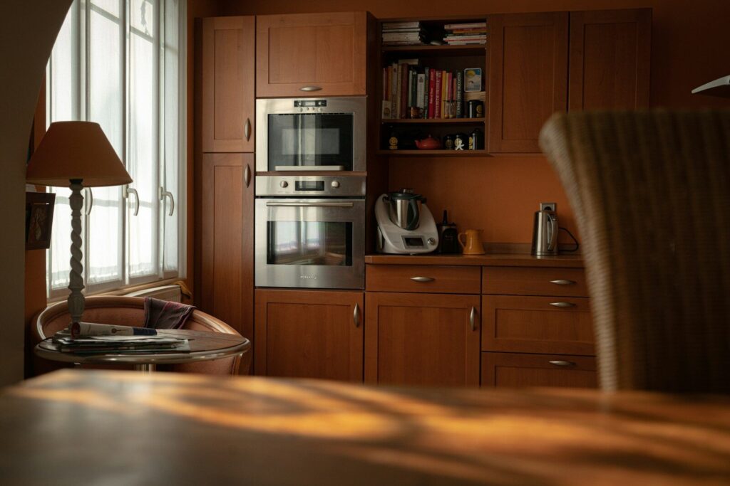 Cocina de casa con horno y ventana luminosa