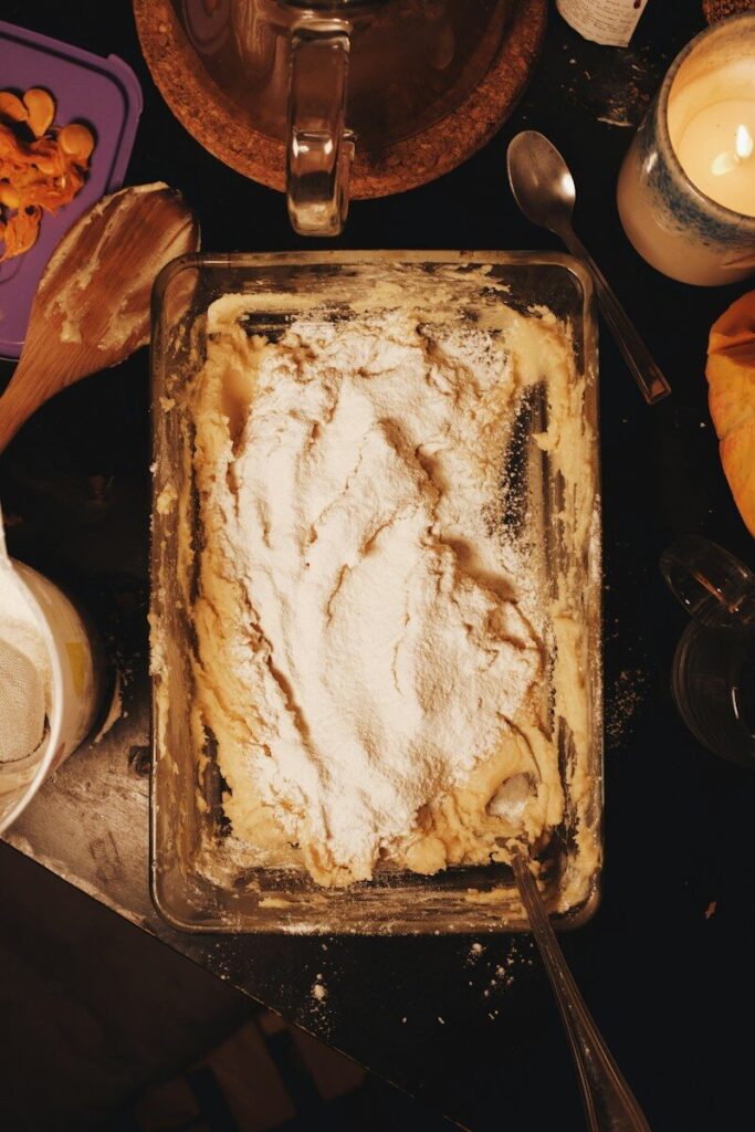 Plato al horno con la cocina de casa de fondo
