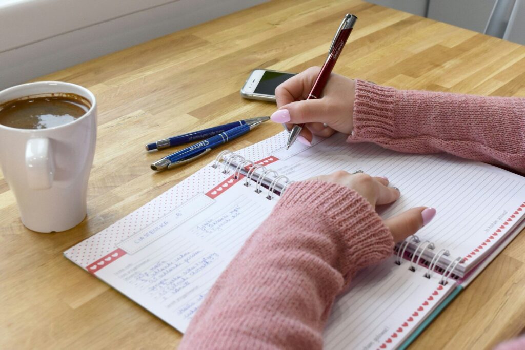 Libreta de recetas con una taza de café